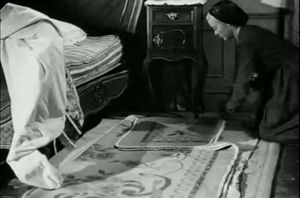  Viridiana de Luis Buñuel.     Photogramme - Plan 6a.  Viridiana prépare son lit au sol.