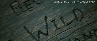 Into The Wild, Plan 162. Nous retrouvons la suite du credo de Christopher : « Loin de la civilisation empoisonnée, il fuit, et seul arpente la terre pour se perdre en pleine nature sauvage (WILD). Alexander Supertramp, Mai 1992. »