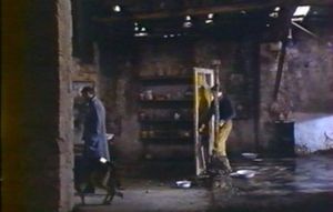 Photogramme - Porte 15 : Nostalghia, Plan 60b. Le Fou traverse une porte inutile.