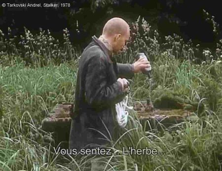 Stalker, Photogramme - 39 : Plan 58. Le Stalker s’éloigne du groupe et vide la bouteille.