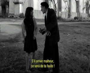 Viridiana de Luis Buñuel. Photogramme 56 - Plan 75b. Moncho (Il finit par emporter la corde et la jette au loin.) : Après, s’il arrive malheur, ce sera ta faute ! .