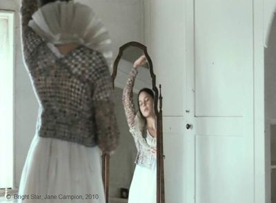   Bright Star de Jane Campion.     Photogramme 8.  Fanny porte sa collerette devant un miroir.