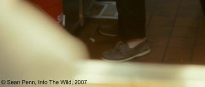 Photogramme 52 : Into The Wild, Plan 1133. Christopher travaille dans un Mac Donald, une responsable lui dit gentiment : « Alex je ne veux pas te harceler, je trouve que tu fais du boulot top, (...) mais, il faudrait que tu portes des chaussettes. »