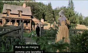 Retour à Cold Mountain de Minghella Anthony. Photogramme Puits 1. Sally qui invite Ada à déjeuner. Il est à noter que le ciel est bleu.