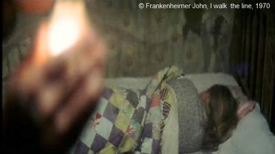   I walk  the line  de Frankenheimer John.   Photogramme 82. Une main invisible allume l'ampoule de la chambre d'Alma.