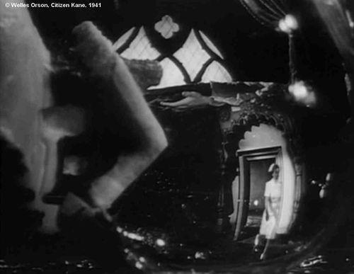 Citizen Kane, plan d'ouverture. Charles Foster Kane, agonisant, prononce le mot : Rosebud, et laisse échapper de sa main, la boule de neige en verre contenant une maison enneigée, qui va se briser.