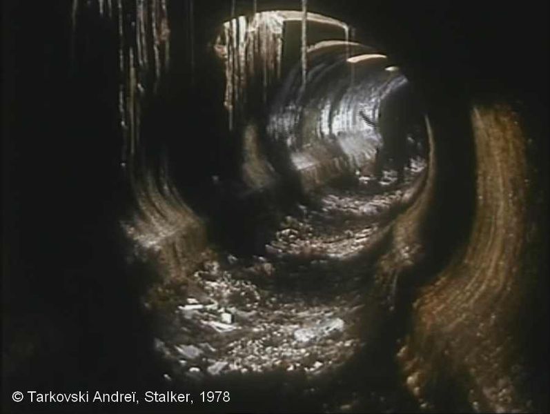 Fichier:Stalker Tarkovski Plan 98 tunnel 03 Ecrivain tombe.jpg