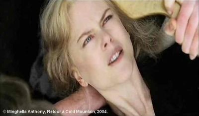 Retour à Cold Mountain de Minghella Anthony. Photogramme Puits 5. Ada très concnetrée, regarde fixement le miroir en clignant légèrement l'oeil gauche.