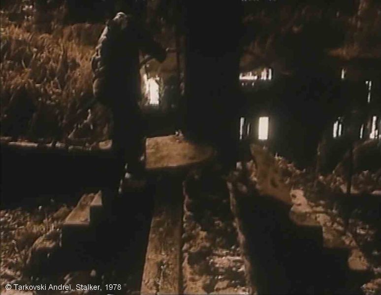 Fichier:Stalker Tarkovski Plan 36 A Z Professeur Escalier.jpg