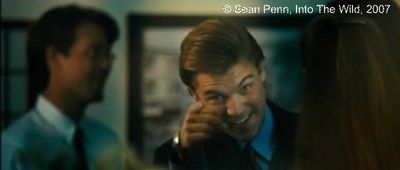 Photogramme 47 : Into The Wild, plan 1015. Il se promène dans différents quartiers. Soudain, il s'arrête devant la vitrine d'un restaurant chic et voit un jeune homme élégant qui dîne, il imagine que cette personne aurait pu être lui-même.