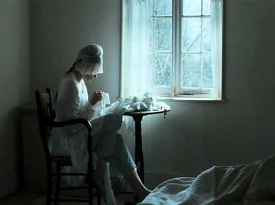   Bright Star de Jane Campion.     Photogramme 2.  Fanny Brawne coud près de sa fenêtre aux subtiles lueurs vert-bleu.