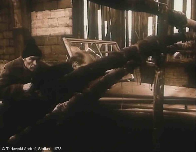 Fichier:Stalker Tarkovski Plan 35 Avant zone Ecrivain barriere.jpg