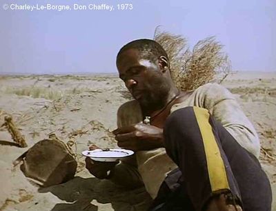   Charley-Le-Borgne  de Don Chaffey.     Photogramme 15.  Le Soldat satisfait de la cuisine de l'Indien.