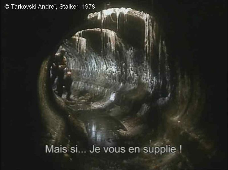 Fichier:Stalker Tarkovski Plan 106b tunnel 07 Stalker agenouille.jpg