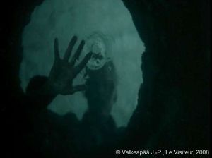 'Le Visiteur, (Muukalainen), photogramme 1, premier plan du film.