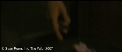 Photogramme 17 : Into The Wild Plan 323. Et sans état d’âme, il la jette dans la poubelle.