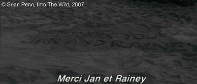 Photogramme 30 : Into The Wild Plan 490. Le lendemain matin, Jan est surprise et triste de remarquer l'absence de Christopher, seul témoignage de son passage, une inscription sur le sable : « THANK YOU JAN AND RAINEY. »
