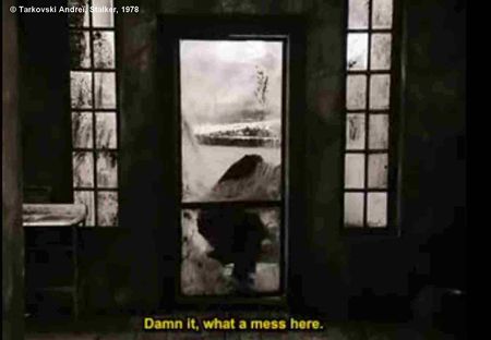 Photogramme - Trébuchement 1, Stalker, plan 15. L’Ecrivain glisse et tombe genou à terre : (râlant) "C'est plein de flotte ici."