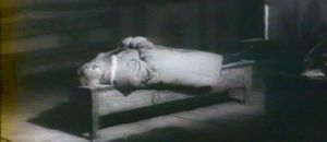 Photogramme - Banc 2 : Andreï Roublev, Plan 51. Théophane le Grec allongé sur un banc.