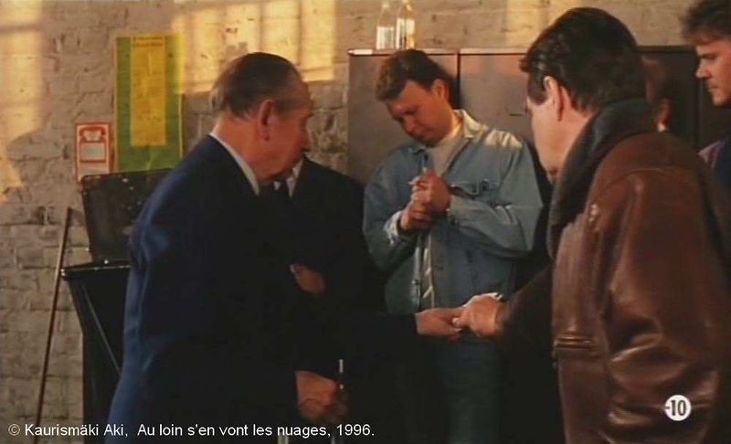 Fichier:Kaurismaki Au loin s'en vont les nuages 07 0h 12 40 licenciement jeu de cartes tirage au sort 2.jpg