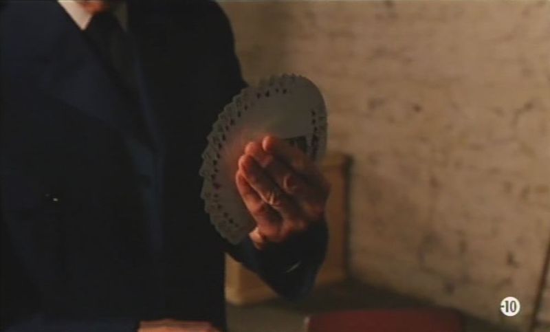 Fichier:Kaurismaki Au loin s'en vont les nuages 06 0h 12 32 licenciement jeu de cartes tirage au sort.jpg