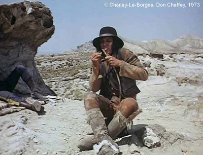   Charley-Le-Borgne  de Don Chaffey.     Photogramme 42.  L'Indien essaye de faire glisser un nœud dans une encoche.