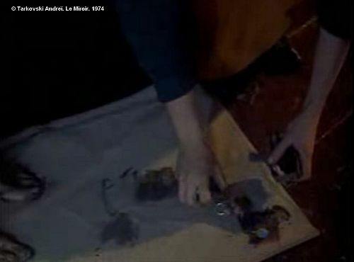 Le Miroir, plan 143. Les bijoux tombent sur la nappe.