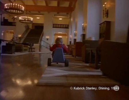 Shining. La scène annonce le drame du film : l'enfant roule avec une petite voiture à pédales, alternativement sur des tapis et un parquet en bois, le son rappelant un roulement de tambour avant l'exécution.