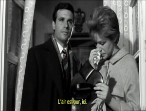  Viridiana de Luis Buñuel.     Photogramme 61 - Plan 84.  Lucia cherche quelque chose dans son petit sac à main : un mouchoir.