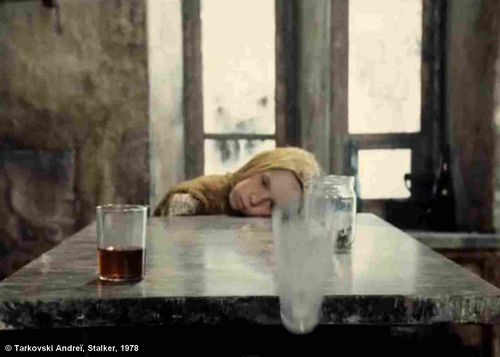 Stalker, plan 144. Dernier plan du film. Ouistiti, la petite fille déplace et fait tomber un verre avec la force de son regard.