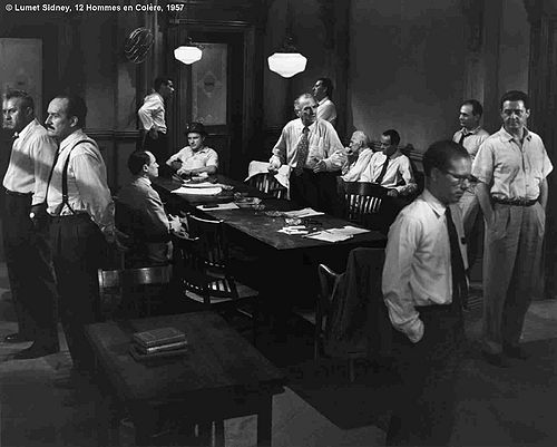 12 Hommes en colère de Sidney Lumet. 12 hommes autour d'une table qui devient le témoin privilégié des débats animés.