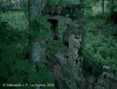 'Le Visiteur, (Muukalainen), photogramme - plan 141, l'Enfant décide d'accomplir ce qu'il doit faire. Il se dirige vers le puits.