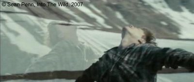 Photogramme 51 : Into The Wild, Plan 1126. Christopher se promène sur les territoires vierges du pays, il grimpe une petite colline, il ouvre les bras comme des ailes d'oiseau.