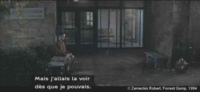 Forrest Gump de Robert Zemeckis. Photogramme banc 8 : Forrest assis sur un banc, attend Jenny sous la pluie.