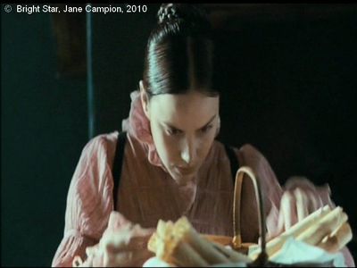 Bright Star de Jane Campion. Photogramme 14. Fanny qui s'applique avec grande méticulosité.