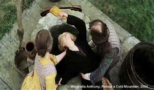 Retour à Cold Mountain de Minghella Anthony. Photogramme Puits 3. Ada essaye d'aligner la ligne de vision du miroir et du fonds du puits.