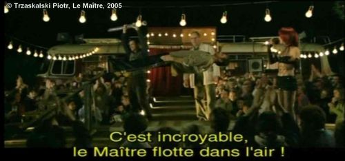 Le Maître, plan 128. Le Maître flotte dans les airs.