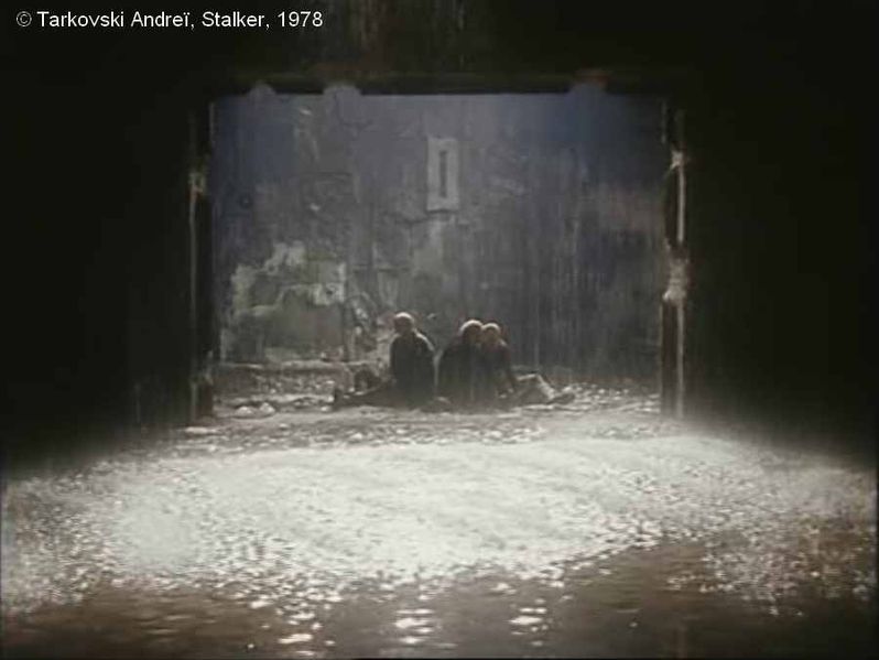 Fichier:Stalker Tarkovski Plan 131c pluie dans Chambre.jpg