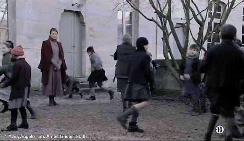 Fichier:Angelo Ames Grises 22 0h 15 24 enfants jouent à la guerre.jpg