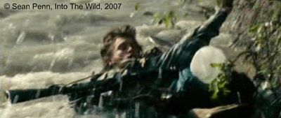 Photogramme 81 : Into The Wild, plan 1466. Christopher tombe dans l'eau tumultueuse et essaye de s'accrocher à des petites branches.