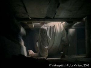 Le Visiteur, (Muukalainen), photogramme - plan 17, l'Enfant se laisse glisser dans l'espace exigu, constitué en fait de deux planchers, le sol de la chambre et le plafond de la chambre de dessous, celle ou dort sa Mère.