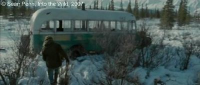 Photogramme 4 : Into The Wild Plan 82. Christopher traverse un fleuve, continue à marcher, et tout à coup, il découvre, du bas d’une colline, une structure métallique qui rappelle le toit d’un Bus. C’est le « Magic Bus ».