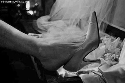  Viridiana de Luis Buñuel.     Photogramme 24 - Plan 19a. Gros plan du pied féminin de Don Jaime.