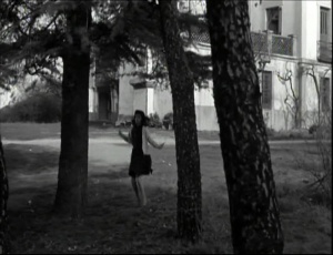 Viridiana de Luis Buñuel. Photogramme 55 - Plan 75a. Rita continue de sauter à la corde sous l’arbre du pendu.