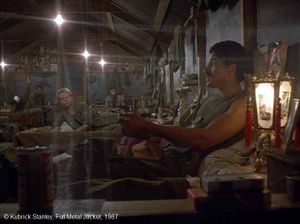 Photogramme - Yeux vers le ciel 5 : Full Metal Jacket , de Stanley Kubrick, « Payback » qui explique le « regard à l’horizon ».