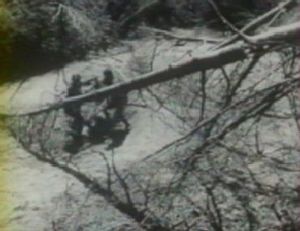 Photogramme - Arbre 15 : La Source, Plan 197. Après le meurtre de Karin. Les deux pâtres s'emparent de ses habits.