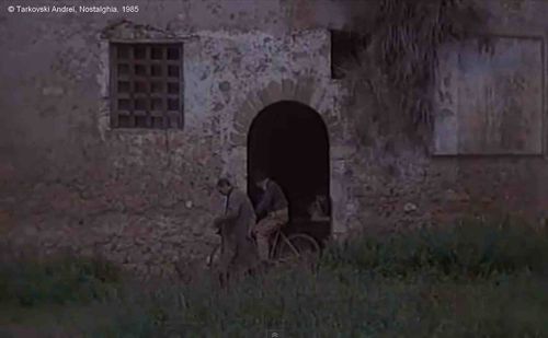 Nostalghia, plan 41a. A Bagno-Vignoni, quand le couple (le Poète et la Traductrice) rencontre le Fou, celui-ci pédale sur un vélo en restant sur place.