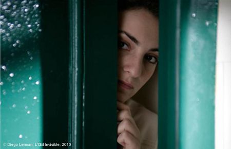L'Œil Invisible de Diego Lerman. Maria qui épie à travers les portes de la subversion.