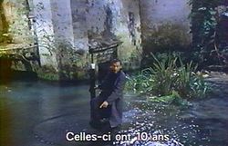 Photogramme Poteau : Nostalghia, Plan 87c. Le Poète saoul au milieu de l'église inondée, près d'un petit poteau.
