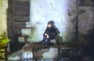 Photogramme - Eau 7 : Nostalghia, Plan 90b. La disposition particulière de la petite fille, assise sur un petit rocher.